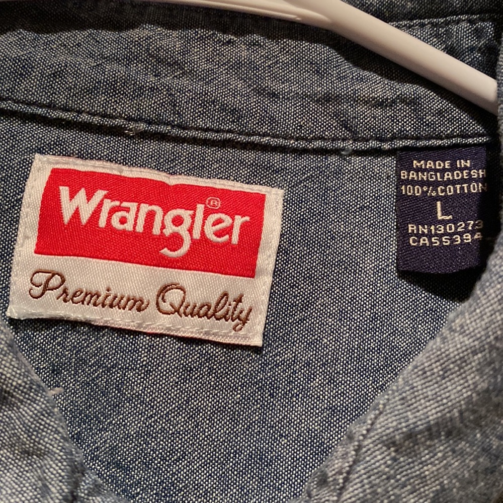 Wrangler Button Up Shirt. Size Large - Picture 4 of 6